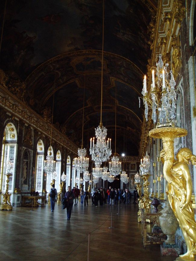 パリ３回目にして念願のヴェルサイユ宮殿!!<br />快晴の一日で極寒にならず、ゆっくり見物できました。<br />すべてが絵画的で感激の一日でした。<br />