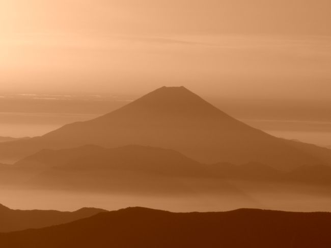 　ワンゲル部の夏合宿で去年の北海道・大雪山大縦走に続き、今年は南アルプス大縦走をしてきた。　日程は９泊１０日、うち７泊９日は登山です。<br />　易老渡から入山して、光岳〜北岳への文字通り大縦走。こんなことができるのも学生の内だけです。