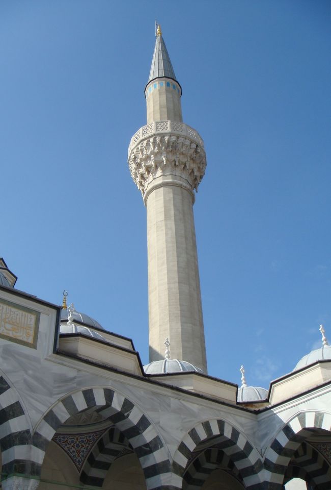 「小田急線の電車の中からイスラム寺院が見えるので行ってみたい。」とのお誘いを受けて行って参りました。<br /><br />東京にもイスラム寺院（モスク）があったんですね。<br /><br />今年の2月にカイロでモハメド・アリ・モスクの見学をしたばかりなのに、すでにモスクの言葉が懐かしいです。<br /><br />『東京ジャーミィ』はトルコ系イスラム寺院で、イスラム文化に少しだけ触れた気がしました。<br /><br />