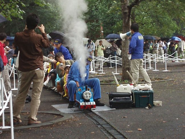 鉄道フェスティバルは、<br />日比谷公園で<br />１０月１１日〜１２日の２日間。<br />ということで、出かけました。<br />小雨ですが、だん、だん、降りっぱなしでした。<br />（だんだん、NHK連ドラのありがとうではありません、<br />　すみません、二人っ子のファンなもので、おやじギャグの<br />　つもり）<br />でも、鉄道グッズを求め、どこのテントも<br />長蛇の列、列、<br />恐れ入りました。<br />