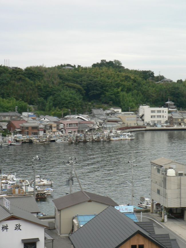 室津（むろつ）は、兵庫県たつの市御津町に属す港町で「室の如く静かな津」であることから室津と呼ばれるようになったそうだ。<br />中世には「室津千軒」と呼ばれる山陽道の遊女町として繁栄し江戸時代には西国大名の参勤交代、朝鮮通信使の中継点として６軒の本陣があり賑わった。室津の隆盛ぶりは民俗館、江戸時代の廻船問屋「嶋屋」を改修した海駅館などで紹介している。 <br />室津は文学者にとっても魅力がある街だったようで井原西鶴（１６４２−１６９３年）、谷崎潤一郎（１８８６−１９６５年）、竹久夢二（１８８４−１９３４年）、司馬遼太郎（１９２３−１９９６年）、平岩弓枝（１９３２年−）などが作品の舞台にしている。<br />井原西鶴は室津を 「遊女発祥の地」といい、「好色一代男」　の主人公・世の介が訪れている。また室津は姫路を舞台とする「お夏と清十郎の悲恋物語」の清十郎の生誕地であることから「好色五人女」にも登場する。西鶴にとって室津は戯作者魂をそそる街だったようだ。<br />谷崎潤一郎は「乱菊物語」の舞台を室町時代末期の室津に設定し、遊女 「かげろふ 」をめぐる幻想的な世界を描いたが、耽美な作風は「源氏物語」 の現代語訳や「細雪」 の創作のベースになったと言われており谷崎文学にとっても重要な街だ。<br />室津は白壁が美しい、江戸時代の情緒が残る港町で文学者たちが作品の舞台にしたくなる気持ちも理解できる。<br />（写真は室津の漁港）<br /><br /><br />