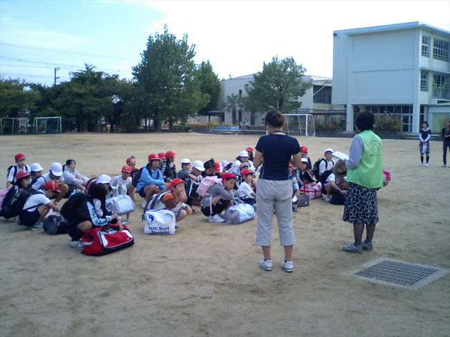 <br /><br /><br /><br /><br /><br /><br /> 10月9日(木)<br /><br /><br /><br /><br /><br /><br /> なんだか、夏が戻ってきたみたいな気候じゃな。<br /><br /> きょうは、かなり暑くなりそうでっせ。<br /><br /> それはともかく、さあ、これから、一泊二日の校外学習へ出発ですよ。<br /><br /><br /><br /> お時間になりましたんで、皆んな集合しましょう。<br /><br /> はい、並んで下さいよ。<br /><br /><br /> 実行委員さん、お願いします。<br /><br /> 「まず、出発前に、校長先生のお話を聞きましょう。 校長先生お願いします」<br /><br /> てな感じで始まったのじゃ。<br /><br /> ダレや! 喋ってるのは。<br /><br /> 楽しいのは分かるけど、ここは一番、きっちり行こうぜ。
