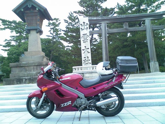 子供と一緒に帰る予定が・・・・<br />一人で行くことになったので思い切ってバイクで行く事に<br />本来なら車なんですが燃料高騰のため(T_T)<br />若い頃と違いかっ飛びは出来ませんが　のんびりとツインの振動に揺られて走って来ました。<br />本当はサイドカーと思ったのですが修理から戻ってないのでまさかYB君では高速に乗れないので時間がかかりすぎるのでZZR250で行くことにしました。<br />高速代・燃料代・食費（走行中はおやつ食べれないからね！）節約になりましたよ。<br />