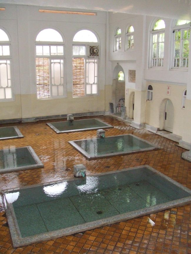 久しぶりの四万温泉。<br />今回は前回行けなかった『積善館』を中心に<br />周辺の共同湯をめぐってみます。<br /><br />柔らかな泉質の温泉ですから、赤ちゃんからお年寄りまで<br />幅広く入浴を楽しむことができます。<br /><br />日本の温泉の中で初めて『国民保養温泉地第一号』に選ばれた<br />由緒ある名湯です。