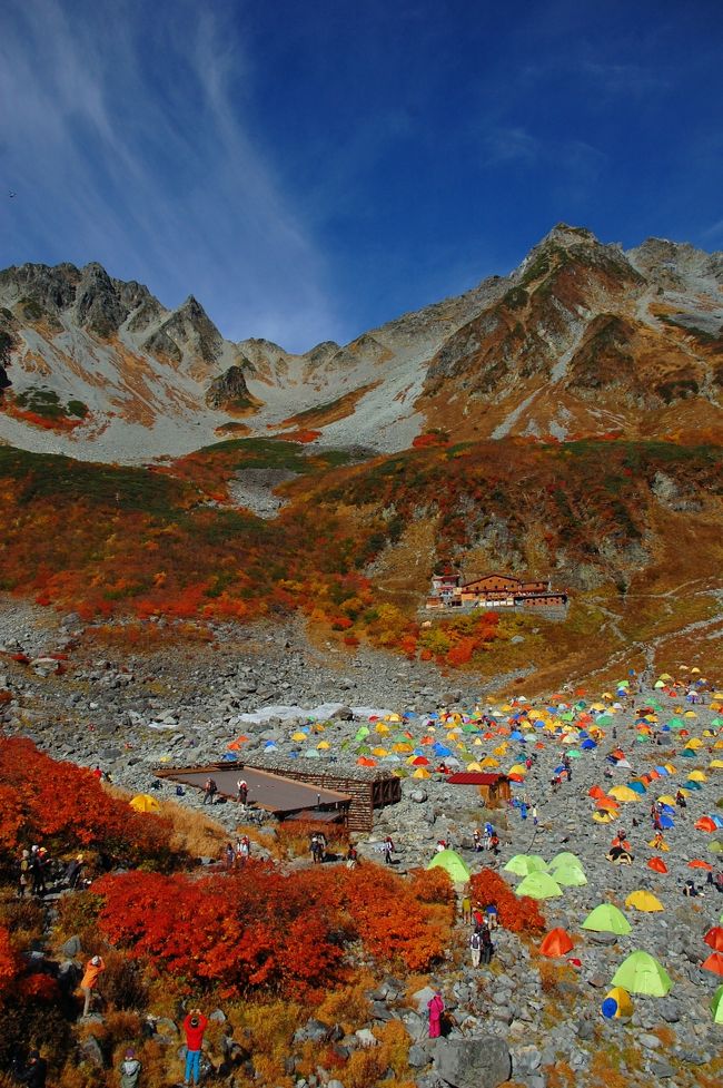 2回目の登山は紅葉真っ盛りの涸沢（からさわ）カールへ！<br /><br />山の紅葉なら涸沢か立山と言われるほど、人気の涸沢。<br />混雑覚悟で出発しましたが、予想以上の人出。<br /><br />本谷橋を過ぎたあたりから涸沢までの登山道が大渋滞！<br />更に涸沢のテント場には2000人が詰めかけ、小屋は1畳に三人以上と人出も最高潮！<br /><br />そんな涸沢を楽しんできました♪