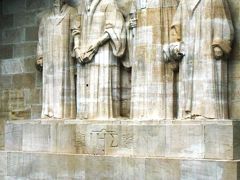 スイスＧＲ46　宗教改革記念碑のある公園で　☆石彫りの大きな壁に