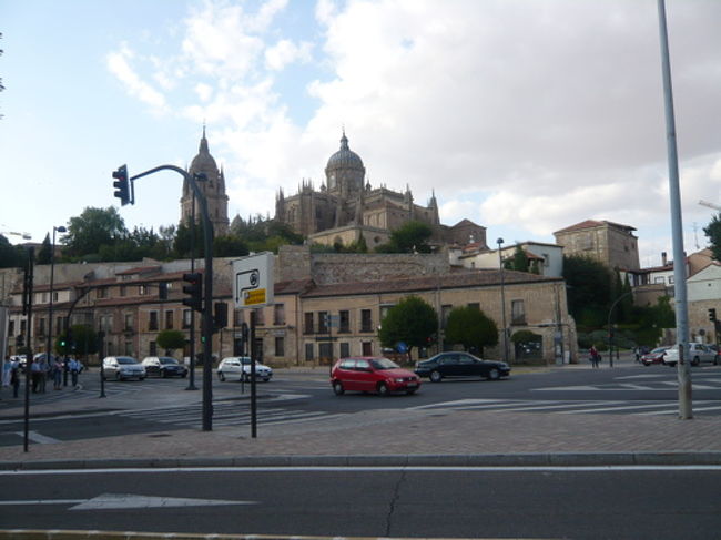 またまた、スペインに留学にきたため、これからもスペイン旅行記をかきたいと思います♪<br /><br />今回スペインのマドリッドに到着して、大学のあるオビエドまで、バスで一気に行くと大変なので、途中サラマンカに2泊して観光しました♪<br /><br />サラマンカは学生の都市で、大学が立派で羨ましかったです。笑