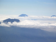 インドネシア５　　　　バリ島からジャワ島へ、飛行機は右窓側がお勧め（＋極端な補正例２）