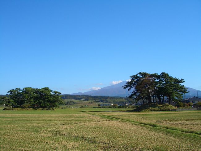 象潟と言えば江戸期まで松島と並ぶ景勝地で、かの松尾芭蕉も訪れましたが、１８０４年の大地震で地盤が隆起し海浜だった地形が陸上となってしまいました。<br />現在は象潟は島だった痕跡を残す地として知られてます。<br /><br /><br />表紙の写真は鳥海山を背景に島の痕跡を残す伊勢鉢島と能因島。<br />http://kisakata.org/japanese.html