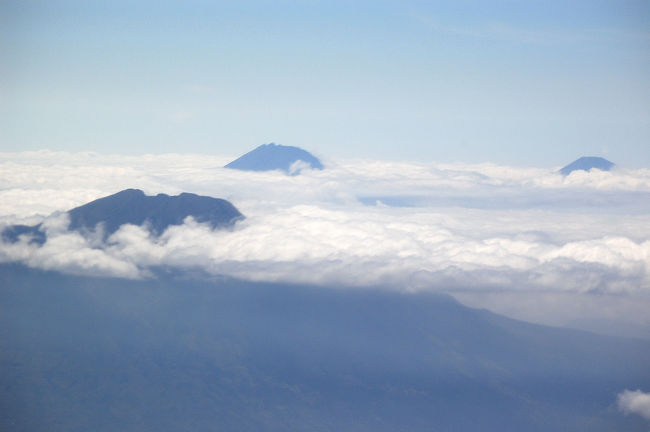 バリ島のデンパサール、グラライ空港からジャワ島のジョグジャ（ジョグジャカルタ）へ空路移動です。<br />途中空路の北側に幾座もの3000m級の火山が見えます。<br />ほとんど真上を飛び、カルデラが良く見える山もあります。<br />昼間視界がきくなら、進行方向右側、主翼から離れた窓側の座席がお勧めです。<br /><br />当日は雲が出て大気中の水蒸気が多いらしく、透明度があまり良くありませんでした。そのうえ窓ガラスもきれいでなかったので、写真の写りは良くありませんが、雰囲気はわかっていただけると思います。<br />（ジョグジャ⇒デンパサールの場合はおそらく左側でいいと思いますが、飛ぶコースがずれているとどうなるのか分かりません。特にカルデラを真上から見られるかどうかは微妙です）