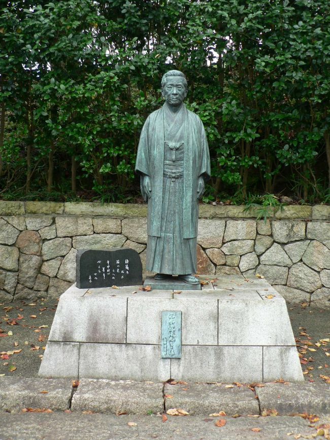 兵庫県・龍野（たつの）は童謡「赤とんぼ」の作詞者、三木露風（１８８９−１９６４年）の生誕地として「童謡の里宣言」を行っており１９８５年から「三木露風賞・新しい童謡コンクール」を毎年開催している。<br />また国民宿舎「赤とんぼ荘」前から散歩道の童謡の小径、哲学の小径 、文学の小径が続いている。童謡の小径の歌碑の前に立つとメロディがスピーカーから流れてくる。童謡の小径では子供時代に親しんだ「赤とんぼ」をはじめ、「夕焼小焼」「里の秋」「しかられて」「七つの子」「みかんの花咲く丘」「月の砂漠」「ちいさい秋みつけた」などの童謡を口ずさみながら家族で散歩を楽しめる。<br />（写真は童謡「赤とんぼ」の作詞者、三木露風像）<br />