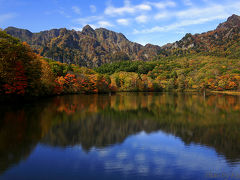 鏡池が戸隠連峰と紅葉を映し出す。/長野県長野市戸隠高原