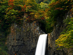『日本の滝百選』　迫力の大瀑布「苗名滝」、夕陽に輝く紅葉が美しい。/　新潟県妙高市　越後三滝