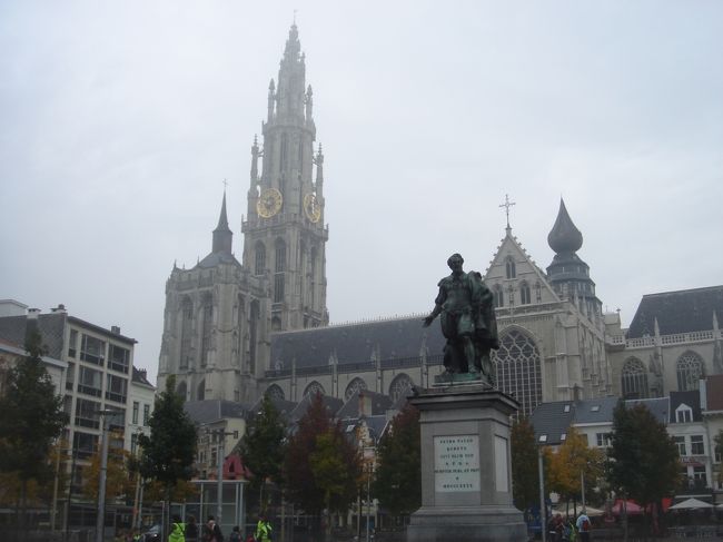 ベルギー第２の都市アントワープには、１４世紀に建設が始まり、<br />完成までに約１７０年を費やしたフランドル地方で最も大きな大聖堂があります。<br /><br />このノートルダム大聖堂内には、「フランダースの犬」にも登場するルーベンスの傑作<br />「キリスト昇架」、「キリスト降架」、「聖母被昇天」の３作品があります。<br /><br />ルーベンスは良く知らない、あるいは、あまり好きではないという人々も<br />「フランダースの犬」に登場する絵ということで、見てみたいと思うようですね。