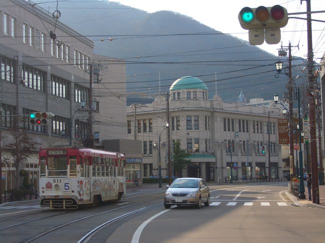 何やかんやと多忙を極める小生にとって函館訪問は8年ぶり<br /><br /><br />たった8年と言う勿れ。<br />雑然とした函館駅前は整備されビジネスホテルが林立する近代的で何処にでも在る様な風景へと変貌してしまいました。<br /><br /><br />表紙の写真は函館十字街から函館山を仰ぎ見た風景。