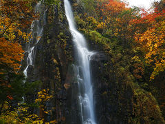 奇妙滝と紅葉　奇妙滝とは滝が奇妙なのではなく、奇妙山から流れ落ちるから　/長野県須坂市　米子大瀑布より
