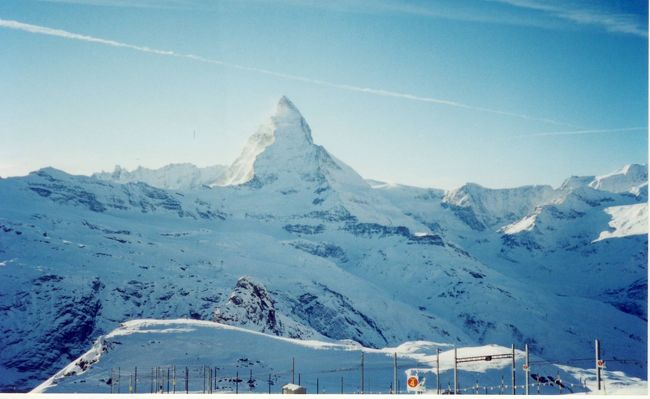 夫との数少ない共通の趣味がスキーです。<br />「いつかツェルマットで滑りたい！」という夫婦の熱望が叶い、<br />&#39;00の年末にスイスに行って来ました。<br /><br />行くと決めたら心は浮き立ち、ガイドブックを眺める日々。<br />しかし、予約の出足が遅かったのかもしれません。<br />既に満室のホテルや、なかには2週間以上でないと受け付けないというホテルもありました。<br /><br />スキーパスで村内バスが乗り降り自由とはいえ、<br />スキーブーツで長く歩きたくはありません。<br />予約可能な範囲内でなるべく利便性のいいホテルを探しました。<br /><br />結果、なんとか希望に近いホテルに予約を入れ、<br />スキー三昧の一週間を過ごすことができました。<br /><br /><br />ホテル: ヴァリザーホフにハーフペンション(一泊二食付き)で7泊<br /><br /><br />