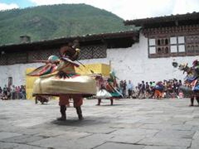 ブータン旅、ワンデュポダンへ移動です。<br />ワンデュではツェチュのお祭りの真っ最中。<br />今回の旅はツェチェ三昧なので、とても楽しみにしてました。<br />