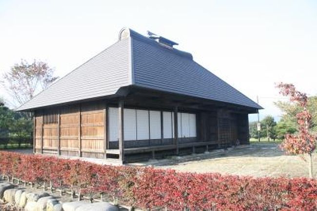 二宮尊徳が亡くなる前に言いました「余の死近きにあるべし、余を葬るに分を越ゆることなかれ。墓石を立つることなかれ。碑を建つることなかれ。ただ土を盛り上げてその傍らに松か杉を一本植え置けばそれにてよろし。必ず余の言に違うことなかれ。」と言ったそうです。二宮尊徳終焉の地を、いつか訪問したいと思っていました。亡くなってから、154年経った現在ですが、苦労した開墾の跡と記念碑が残っていました。写真は「報徳仕法農家住宅」といわれ、二宮尊徳の意思を継いだ子、弥太郎「二宮尊行」が吉沢村の金助のために建た簡素な作りで農業生活の機能を重視した「報徳仕法」の考えを重視した農家です。