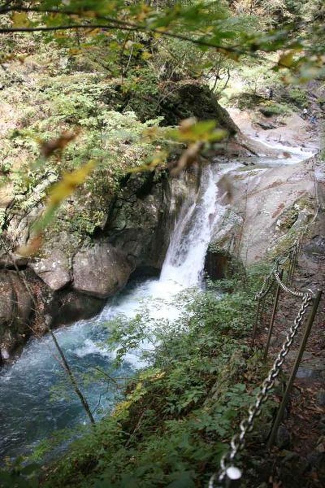 夜勤明けで午前８時頃自宅を出発しました。<br />行き先は、山梨県の西沢渓谷です。<br />R１４０を何度か通っていますが、渓谷に入るのは初めてです。<br />午前１０時頃、渓谷の入り口の駐車場へ着きました。<br />早速、ジュースとカメラが入ったバックを背負って出発です。<br />パンフレットをここに来るまでに道の駅「はなかけの郷まきおか」で手に入れてきました。そのパンフレットによると全行程４時間。写真を撮りながらですと＋１時間くらいかかるかも知れません。早めに行動する方が良さそうです。さらに休憩時間も取らなくてはなりませんから…。<br />背中に背負っているカメラバックの重量が約７キロくらいあります。暫く歩いて少し減らしてこなかったことをくやみました。でも、もう遅いですが…。<br />各工程の詳細時間がパンフレットに書かれていますが、それを気にしていると疲れそうなので見ないことにしてひたすら歩くことにしました。それでは、滝のマイナスイオンがいっぱいの旅行記をご覧下さい。<br /><br />★「山梨市役所」のHPです。<br />http://www.city.yamanashi.yamanashi.jp/<br /><br />★「山梨市観光協会」のHPです。<br />http://www.yamanashishi-kankou.com/<br /><br />