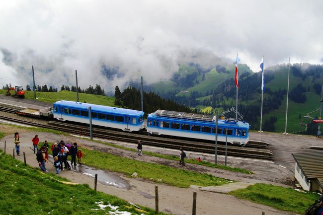 チューリッヒからアルトゴルダウまでスイス国鉄（約２５分）を利用し登山電車に乗り換えてリギ・クルム（約４０分）まで行きました。<br />リギ・クルムからの眺望は登山電車の駅側は晴れていたのですが駅の反対側は霧がたちこめて眺望が出来ませんでしたがハイキングコースを一周しました。<br />帰りは別ルートの登山電車で下り湖畔の街のフィッツナウ（約４０分）へ行き遊覧船に乗り換えて約５５分の船旅の後ルツェルンに戻ってきました。<br />