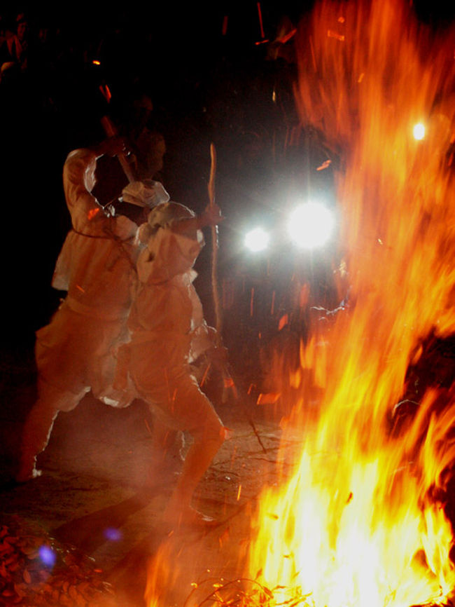 国東市国見町の祭りで毎年10月14日に櫛来地区の岩倉八幡宮で行われる「ケベス祭り」へ行ってきました。（国の選択無形民俗文化財に指定されています）<br />燃え盛るシダの山を守る白装束の「トウバ」と何とかして火に飛び込もうとする奇妙な木の面をつけた「ケベス」との争いです。<br />「トウバ」は神社の氏子である10の集落が年ごとに交代で務めていましたが、高齢化が進み今は９地区が交代で「トウバ」を務めているそうす。<br />「トウバ」は「当番」が語源といわれています。<br />今年は「ケベス」の候補者が7人おり、くじ引きで決めたそうです。<br />火の粉をあびると無病息災のご利益があるそうです。<br />写真は「ケベス」と「トウバ」の攻防です。<br />