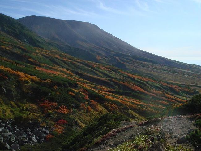 大雪山旭岳　北海道最高峰２,２９０ｍ<br /><br />紅葉の『旭岳～裾合平１周コース（１周 約７時間/約１２km）』を<br />熊よけ鈴リンリン鳴らして約９時間かけて周りました。<br /><br /><br />8:30ロープウェイ姿見駅→9:30姿見の池→11:30旭岳山頂→12:30 山頂出発→13:30熊ヶ岳の麓分岐→14:00 間宮岳→14:20中岳分岐→15:10中岳温泉→16:00裾合平分岐→17:15ロープウェイ姿見駅<br /><br /><br />たった一人の“ワンダーフォーゲル部”始動！！