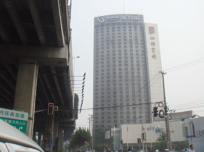 これで何十回目の上海になるか解りませんが、慌ただしい上海出張でした。今回は虹橋空港から１５分ぐらいのところにある、虹橋賓館にての会議でしたので、同じホテルへ宿泊しました。<br />ホテルの紹介と少し周りの状況などを織り交ぜて紹介します。<br />マンションを朝６：００に出て広州白雲空港に６：３０に到着（朝早いため３０分で着いてしまう）８：１５分のフライトの為時間が有りすぎた！１０：３０に上海虹橋空港へ到着、ホテルへ１１：００頃到着、チェックインが出来るとの事でしたのでチェックインをし昼食をホテルのレストランで取り、１３：００からの会議へ出席！翌日８：００にホテルを出再び広州へ戻る！そんな出張でした！<br /><br />住所　上海市延安西路２０００号<br />電話　＋８６２１−６２７５−３３８８<br />値段　泊まった部屋はコミコミで９５０元と高めでした。