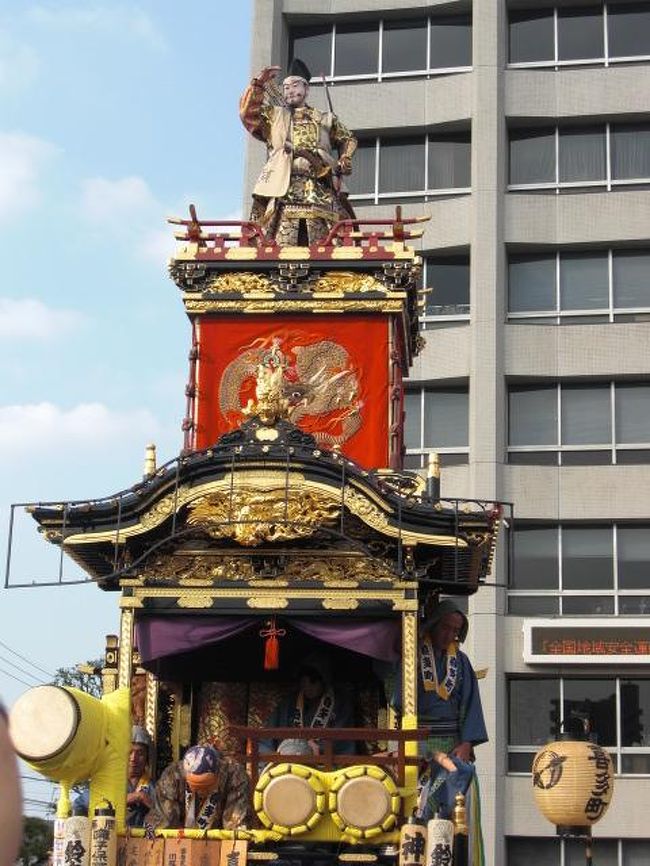 昔ながらの蔵づくりの町並みが残る小江戸川越にいってきました。<br />ちょうど川越まつりの時期に遭遇。<br />今年は発祥360年の記念すべき年ということでした。<br />すごい人出です！<br />迷子には注意。<br /><br />街中のいたるところに露店がでています。<br />いたるところからいい匂いが。。<br />露店で買ったものを食べるスペースもあります。<br />たまには焼きそばやお好み焼きで食事というのもいいかもしれません。<br /><br />ちょっと目を引いたのはきゅうりの串刺し。<br />フルーツの串刺しはよく見かけますが、漬けたきゅうりを丸ごと一本串刺しにして売っています。<br />1本150円〜200円<br /><br />また、いたるところに仮設トイレがあります。<br />女性の方もあまり並ばずにすみそう。