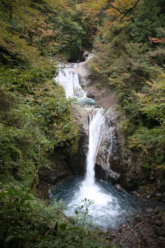 夜勤明けで午前８時頃自宅を出発しました。<br />行き先は、山梨県の西沢渓谷です。<br />R１４０を何度か通っていますが、渓谷に入るのは初めてです。<br />午前１０時頃、渓谷の入り口の駐車場へ着きました。<br />早速、ジュースとカメラが入ったバックを背負って出発です。<br />パンフレットをここに来るまでに道の駅「はなかけの郷まきおか」で手に入れてきました。そのパンフレットによると全行程４時間。写真を撮りながらですと＋１時間くらいかかるかも知れません。早めに行動する方が良さそうです。さらに休憩時間も取らなくてはなりませんから…。<br />背中に背負っているカメラバックの重量が約７キロくらいあります。暫く歩いて少し減らしてこなかったことをくやみました。でも、もう遅いですが…。<br />各工程の詳細時間がパンフレットに書かれていますが、それを気にしていると疲れそうなので見ないことにしてひたすら歩くことにしました。それでは、滝のマイナスイオンがいっぱいの旅行記をご覧下さい。<br /><br />★「山梨市役所」のHPです。<br />http://www.city.yamanashi.yamanashi.jp/<br /><br />★「山梨市観光協会」のHPです。<br />http://www.yamanashishi-kankou.com/