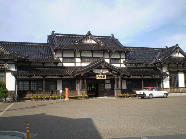 人麻呂神社を後にし、益田から出雲を目指したが、途中浜田市でしまね海洋館「アクアス」が目に飛び込んできた。<br /><br />この水族館は、テレビCM「島根のおじさん」で有名な白イルカがいるところである。<br />せっかく通りかかったことだし、なんといっても暑いので、水族館の中で涼むことにした。<br />今回は、最初の予定には無い所に行くと、そこがよかったりするといううれしいハプニングに見舞われたが、実はこのアクアスも思った以上に楽しく、初めて水族館がおもしろい！と思ったのであった。<br />アシカ・アザラシのショーの後、シロイルカ３頭によるショーがあった。<br /><br />すっかり楽しい気分で出雲に向かい、かねてから見逃していたJR大社線跡を見学、出雲大社は明日８月１日からの本殿特別拝観の準備に忙しそうであった。<br />時刻もかなりおしていたので、高速道路を通って松江に到着した。長いドライブであった。