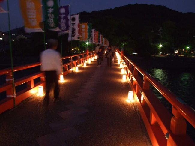 だいぶ涼しくなってきたので、久しぶりに京都に行きました。<br /><br />八幡市にある石清水八幡宮にお参りし、別の日には京都競馬場で少し遊んでから宇治をぶらぶらしました。宇治ではたまたま源氏物語千年記念のイベントや、夜のライトアップなどをやっていて、ラッキーでした。<br /><br />京都は本当に有名なお寺や神社が目白押しですね。。。<br />日帰り観光を５回しましたが、まだまだ全然廻りきれていません。<br /><br />京都は本当にどこもいい雰囲気ですね。<br />これからもゆっくりといろいろ見て廻りたいです。
