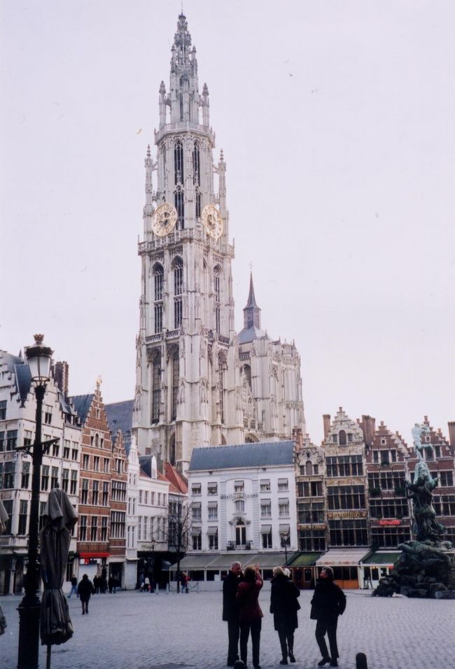 　古い旅の話<br /><br />　大した予備知識もなく訪れたベルギーは、オランダの町並みとよく似ているけど、ふわっとした透明感のあるとても美しい邦でした。<br />　<br />