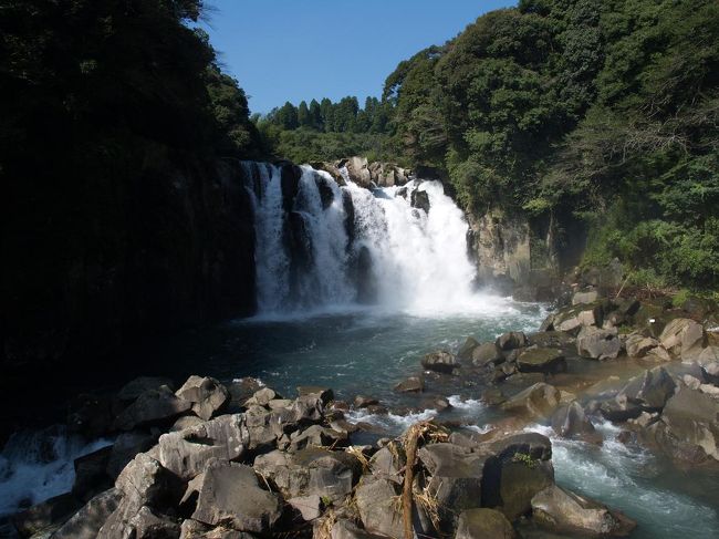 １０月第２週は６日間で宮崎、新潟、札幌へ行くというまさしく‘死のロード’週間です。そのうち宮崎と新潟は仕事で、札幌は会社の旅行です。<br /><br />宮崎２日目の午前中に少し用事を済ませてから、夕方の飛行機の時間までレンタカーで滝めぐりです。まずは都城の日本の滝百選の関之尾滝です。<br /><br />作成中です（作成しなければならない旅行記が溜まっています。とりあえず写真だけはアップしていこうと思います）。