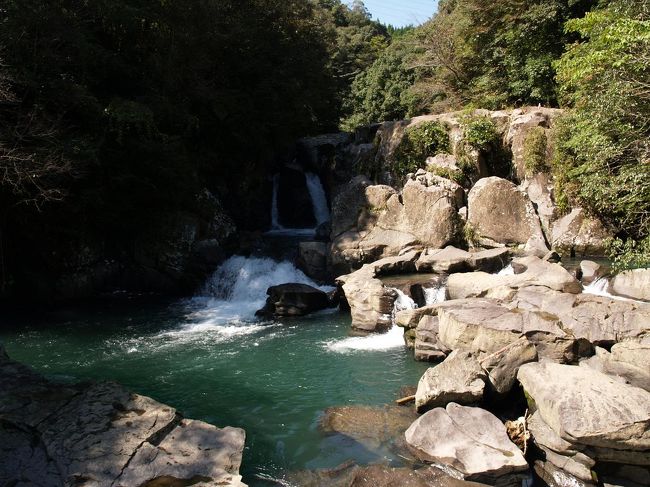 １０月第２週は６日間で宮崎、新潟、札幌へ行くというまさしく‘死のロード’週間です。そのうち宮崎と新潟は仕事で、札幌は会社の旅行です。<br /><br />関之尾滝は鹿児島県との県境付近にあり、川を遡るとすぐ鹿児島県に入ります。桐原の滝に行くつもりで車を走らせていると、小さな行先表示板があり、それに従って進みました。そのうちその行先表示がなくなりましたが、川に沿って走ればそのうち着くだろうと思っているうちに結構広い駐車場があり、その手前に滝らしきものがあるではありませんか。滝の名前の表示もありませんがこれが桐原の滝だろうと思い込みました。帰宅してから調べてみると、桐原の滝とぜんぜんちゃうやん...さらに調べると三連轟であると判明したわけです。しかも三連轟はその名の通り３つの滝があるわけで、この写真の上流と下流にひとつづつ滝があるということです。なんと中途半端な...<br /><br />作成中です（作成しなければならない旅行記が溜まっています。とりあえず写真だけはアップしていこうと思います）。