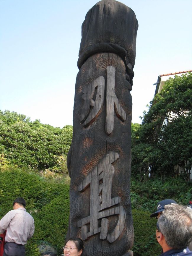 釜山旅行2日目。<br />母のたっての希望で『冬のソナタ』の最終回の舞台になった<br />不可能な家がある外島(ウェド)に行ってきました。<br /><br />冬ソナの撮影地としては春川(チュンチョン)が有名ですが<br />外島は、釜山から日帰りで行けます。<br /><br />釜山から巨済島(コジェト)という島にフェリーで渡りさらに<br />そこから遊覧船に乗り換えて外島に向かいます。<br />遊覧船は、外島だけではなく韓国の名勝に指定された海金剛<br />(ヘムグガン)を遊覧船から見学したりできるツアーになって<br />いました。<br /><br />外島には、熱帯植物や鮮やかな色の花が植えられています。<br />海の上に造られた植物園という感じで冬ソナの撮影場所というのを<br />抜きでも楽しめる観光地だと思いました。<br /><br />