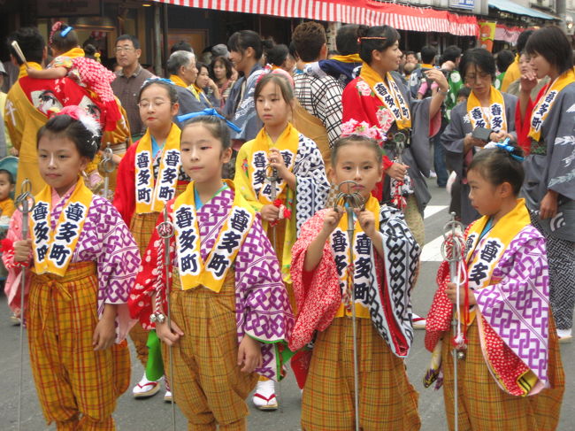 川越祭りに行った、というよりは、川越祭りの日に川越に行った、というかんじ？<br />人はそれを「川越祭りに行った」と言うのかな。<br /><br />でも私たちは、祭りのハイライト、市役所前の山車揃いも山車行列も曵っかわせも見てこなかったんですもの。<br />なんちゃって祭り見学。<br /><br />さすがに巡行する山車やあちこちの囃子は見てきたし、写真を収めてきましたけどね。<br />祭りでごったがえす人ごみの中で撮るのは、たーいへん！<br /><br />今週末も、母に誘われて行ってみた川越祭り。<br /><br />母の目当ては、何かで見つけた美味しいラーメン屋さんと、着物の古着屋さんだったけど。<br />お祭り写真というのを私も一度チャレンジしてみたくて、行ってみることにしました。<br />母の体力に合わせなくてはならない上、かくいう私も、いつもの川越散策では喜多院あたりまで片道バス利用。<br />予想以上の人ごみに、祭りをフルに楽しむにはともに体力不足。<br />本番の夜なんてとてもじゃない、と明るいうちに帰ってきました。<br />なんちゃって祭り見学。<br /><br />でも、実は今まで何度も川越に足を運びながら、今回、初めて、時の鐘や蔵造りの町並みを歩くことができました。<br />それも、車両規制で車が一切、通っていなかったので、ふだんよりも格好良さが何割か増していたはず。<br />そして、お祭り限定セールスで買い物を楽しんだり、おっそろしく連なる露店をひやかしたり。<br />法被をきた子供たちは、祭りをする側にも見学者側にもたくさんいて、可愛かったーっ@<br /><br />初めての川越祭り兼いつもとちょっと違うコースの川越散策。<br />祭りのハイライトは外したなんちゃって祭り見学だけど、これでも十分、楽しんできたといえましょう。<br /><br />※これまでの川越散策の旅行記<br />2006年、まだデジカメを手にしてまだまもない頃（2006年04月29日）<br />「川越と喜多院散策その１：ツツジはまだだった〜（泣）」<br />http://4travel.jp/traveler/traveler-mami/album/10064024/<br />「川越と喜多院散策その２：五百羅漢と市内散策」 <br />http://4travel.jp/traveler/traveler-mami/album/10064029/<br /><br />2006年の喜多院訪問と菊まつりの旅行記（2006年11月12日）<br />「秋の花はやっぱり菊ですね@：川越喜多院・菊まつり」<br />http://4travel.jp/traveler/traveler-mami/album/10105086/<br /><br />2007年秋、喜多院菊まつりに行くついでに（2007年11月18日）<br />「喜多院菊まつりにかこつけた川越散策」 <br />http://4travel.jp/traveler/traveler-mami/album/10198521/<br />「足下から見る川越＆歴史博物館」 <br />http://4travel.jp/traveler/traveler-mami/album/10198525/<br /><br />2007年晩秋、紅葉に飢えていたときに訪れて（2007年12月９日）<br />「紅葉求めて川越散策その１：川越城本丸御殿とバスの窓から見た蔵の街」<br />http://4travel.jp/traveler/traveler-mami/album/10203807/ <br />「紅葉求めて川越散策その２：三芳野神社と御嶽神社で紅葉狩り」<br />http://4travel.jp/traveler/traveler-mami/album/10203906/<br />「紅葉求めて川越散策その３：喜多院で紅葉狩り」<br />http://4travel.jp/traveler/traveler-mami/album/10203909/