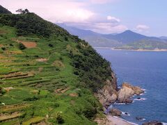 韓国慶尚南道　南海島カチョン村　棚田と海の風景