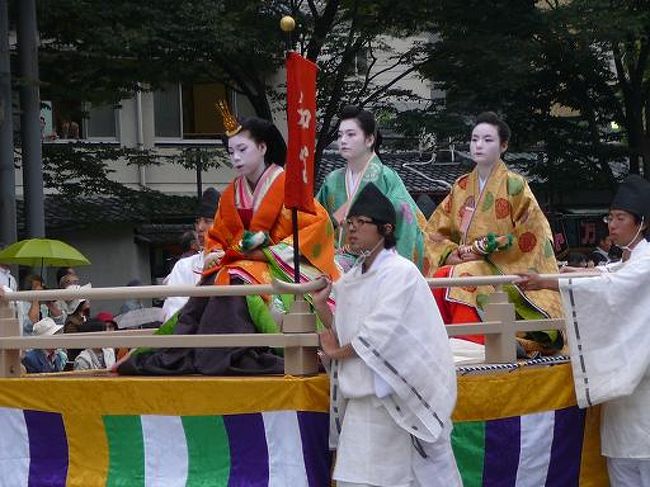 京都三代祭「時代祭」にバスツアーで出かけました。<br />知恩院の横にある、京都料理「華頂」で昼食<br />時代祭を「御池通観覧席」で楽しみました。<br />行列が始まったと同時に雨が・・・<br />でも、順延にならなくて２時間楽しめました。<br />