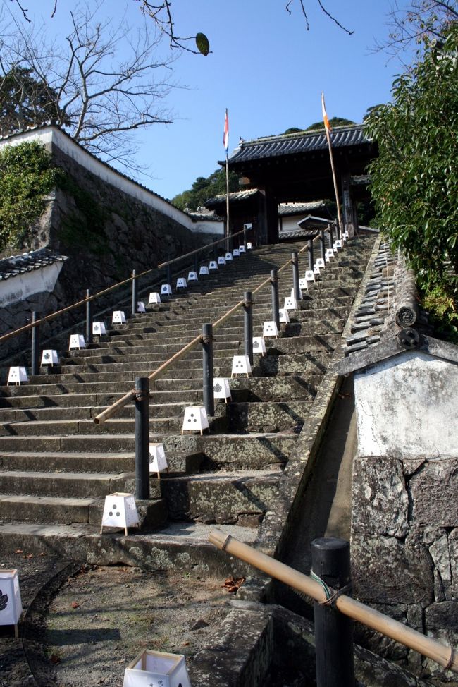 ■長崎県平戸市＜平戸島?松浦資料博物館＞<br /><br />【松浦資料博物館】<br />　松浦史料博物館は長崎県平戸市にある旧平戸藩主松浦家と平戸の歴史に関する史料を収蔵した博物館です。<br />　松浦家は豊臣秀吉の信任を得ていましたが、政権が徳川家に移り、近世大名として幕藩体制の中に組み入れられ、平戸藩の藩主として藩領内を治めました。<br />　３７代詮のとき､版籍奉還、廃藩置県となり、幕藩政治は終わり明治の新時代となりました。<br /><br />■今回の訪問地：福岡太宰府・長崎平戸島・福岡門司<br /><br />　福岡太宰府・長崎平戸島は３度目、福岡門司は５〜６？回目の訪問になります。想い出さがして、ひとり旅をしてきました。<br /><br />　▼10／18午前６：４０出立<br />　→・広島廿日市ＩＣオン→・山陽自動車道→・壇ノ浦ＰＡ<br />　→・九州自動車道<br />　→・九州国立博物館<br />　→・大宰府天満宮→・大宰府表参道門前街<br />　→・九州自動車道→・長崎自動車道→・西九州自動車道<br />　→・平戸大橋→・幸橋（オランダ橋）→・平戸交流広場<br />　→・松浦資料博物館→・六角井戸→・大ソテツ<br />　→・平戸街並み→・オランダ塀跡→・平戸観光資料館<br />　→・オランダ商館跡→・オランダ井戸→・平戸城（遠景）<br />　→・ザビエル記念聖堂→・教会と寺院の見える坂道<br />　→・ビジネスホテル平戸<br />　→・川内峠→・紐差カトリック教会→・生月大橋<br />　→・道の駅昆虫の里たびら<br />　→・西九州自動車道→・長崎自動車道→・九州自動車道<br />　→・直方ＰＡ（車中泊）<br />　→・門司港レトロカーミーティング<br />　→・門司港鉄道記念館→・門司めかり公園<br />　→・中国自動車道→・広島吉和ＰＡ→・広島吉和ＩＣオフ<br />　▲10／19午後５：３０帰宅<br /><br />　※走行距離１０２０Ｋｍ、観光写真は６４５枚でした。<br />