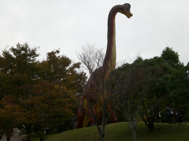 秋の一日、のんびり豊橋動植物園までドライブ<br />今は、ETCなら土日祝日、高速料金半額（100キロ以内）<br />使わなきゃ！<br />と言う事で、久しぶりに豊橋まで行ってきました〜<br /><br />入場料大人６００円、小中学生１００円（安い！）<br />39haの園内には動物園、植物園、自然史博物館、遊園地がある<br />ゆっくりとお弁当広げてくつろげる場所もたっぷりあって、一日いても飽きない。<br />　