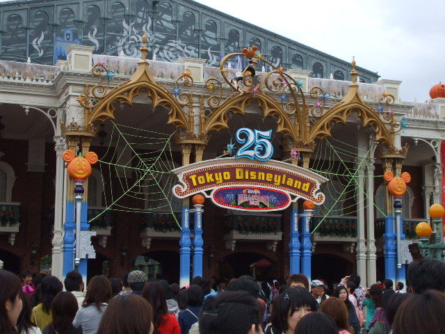 すごい人出で ｔｄｌ２５周年 08 10 東京ディズニーリゾート 千葉県 の旅行記 ブログ By Yukikazeさん フォートラベル