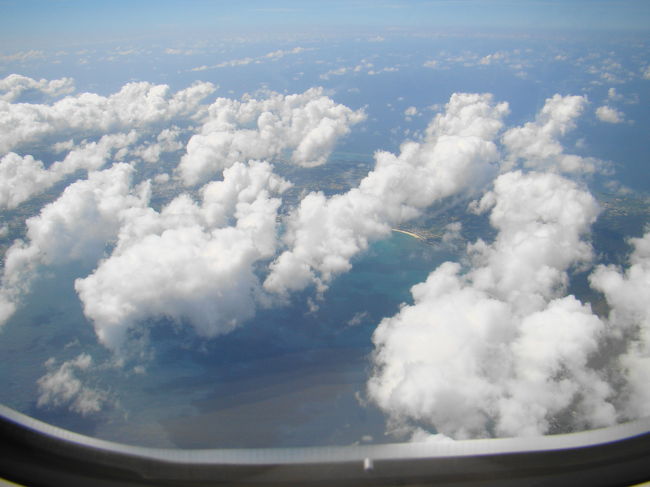  ☆ １日目 ☆　羽田～沖縄へ<br /><br />　初めての沖縄へ。<br />　比較的空いているのかと思っていましたが搭乗便は最終的には満席になっていました。<br />　少し肌寒くなっていた都内からとは一転、沖縄はまだまだ暑い夏でした。<br /><br />【エアー】 往復：日本航空<br /><br />【ホテル】 北谷町：ザ・ビーチタワー沖縄<br />　　　　　　 那覇市：ホテル日航那覇グランドキャッスル<br />