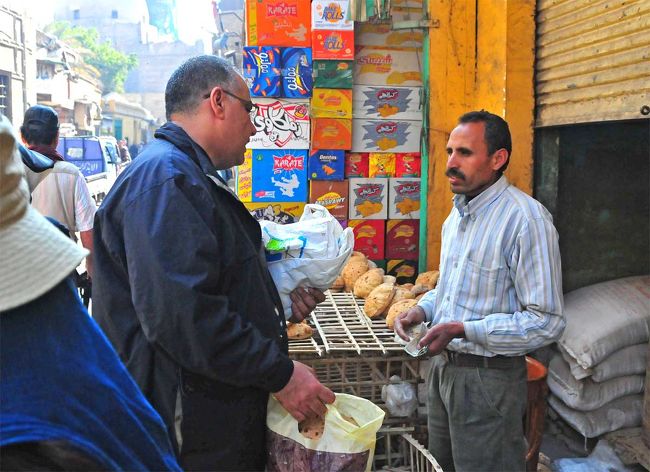 エジプトの市場には果物屋と同じくらいパン屋と肉屋が多く、撮った写真でも多かったのでパン屋と肉屋の写真を別にまとめてみました。生活必需品の双璧だからでしょうか。