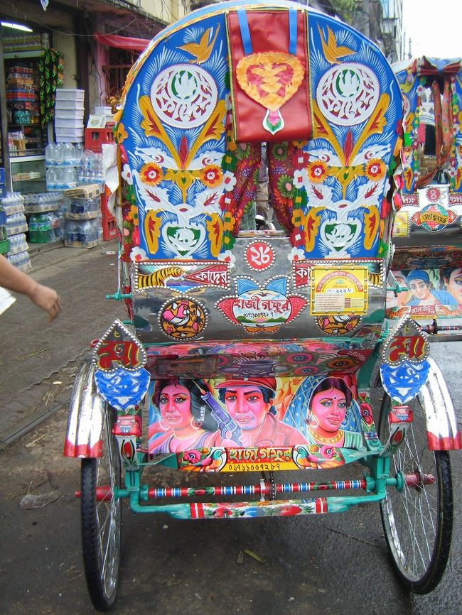 インドとミャンマーの間に位置する国、バングラデシュ。世界一貧しい国、世界一人口密度の高い国、と、あまりうれしくない世界一ばかり(笑)観光産業も少ないため外国人旅行者はまれ。地球の歩き方も無し!どれだけマイナーなのか確かめるべく、バングラデシュの首都ダッカへ行って来ました〜