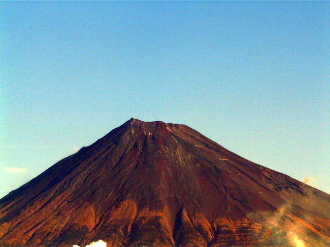 一昨日雪化粧をした富士山ですが、二日の晴天で、すっかり雪が溶けてしまいました。<br />今朝はこの秋一番の冷え込みで、空気が澄んでいたので、秋の富士山がきれいに見えます。<br />まるで、夏山のような姿ですが、裾野の紅葉が進んだ富士山です。