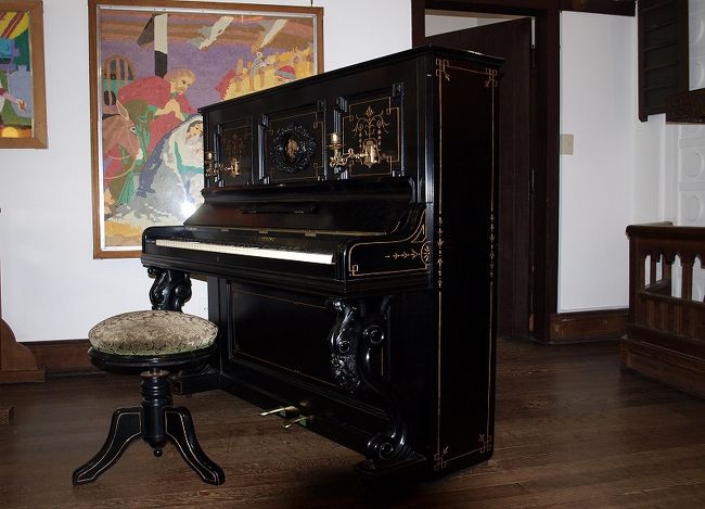 映画「筆子　その愛」<br /><br />日本最初の知的障害児、者のための施設、<br />我が国最初の福祉施設<br />「滝乃川学園」へ<br /><br />２００３年　国立市登録文化財でもあり<br />日本最古の製造販売明治１８年（１８８５）のピアノを拝見<br />通称「天使のピアノ」<br /><br />同じく国立市登録文化財の<br />「聖三一礼拝堂」も見せていただきました。<br /><br />滝乃川学園ＨＰ<br />http://takinogawagakuen.cocolog-nifty.com/homepage/2005/01/post_3.html<br />素晴しい学園の全てはＨＰで是非　ご覧下さい<br />私の乏しい経験　能力ではこの素晴しさはご紹介できませんの<br />で。<br /><br />伺うのに滝乃川学園の命名の地の北区のマイクロバスを<br /><br />提供して頂きました。　北区に感謝<br />
