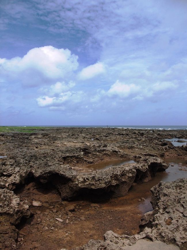 3日目はレンタカーで島巡り。<br />久米島は海以外にも見どころ満載！<br />鳥の口という観光スポットを除けば、半日でゆっくり見てまわることができます。<br /><br />10時にホテルを出発　→　畳石　→　比屋定バンダ　<br /><br />→　熱帯魚の家入口　→　具志川城跡　→　ミーフガー　<br />→　上江洲家　→　レストラン竜（昼食）→　ガラサー山<br />→　サイプレスト（休憩）→　シンリ浜→　16時空港へ到着