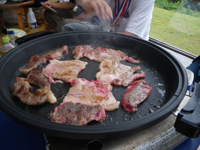 あいにくの雨のため、せっかくのBBQは屋内に。ここに来るときはなかなか晴れないなぁ。