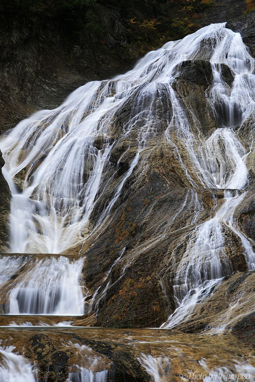 画家　小松砂丘　白雲紅樹　紅葉の山と滝の日本画（額縁付き） 画家 小松砂丘 白雲紅樹 紅葉の山と滝の日本画（額縁付き）
